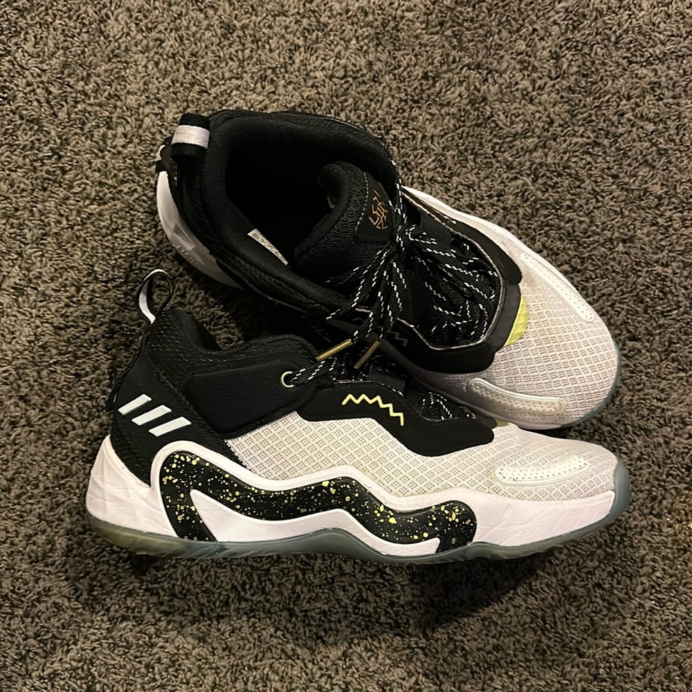 Adidas Trae young hoops men’s size 7.5 black white gold
